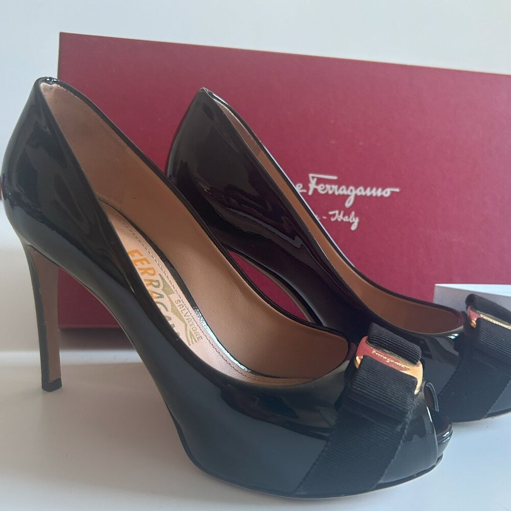 Authentic Salvatore Ferragamo Bow Peep Toe Pump - size 5M - Pristine condition